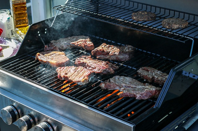 Steaks auf einem Gasgrill