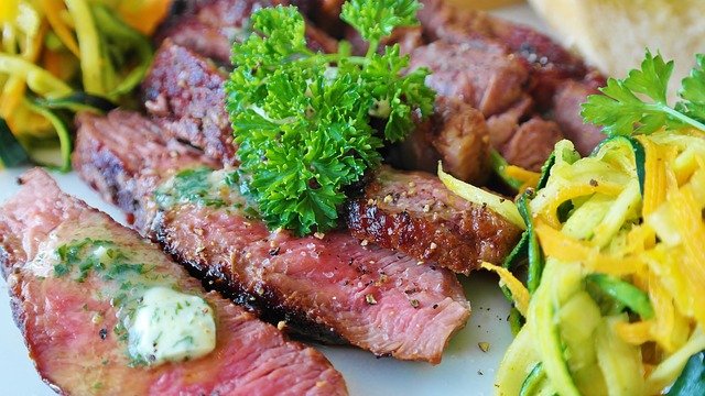 Fünf Stücke Fleisch vom Grill mit Gemüse