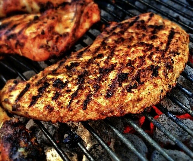 Fertiges Fleisch auf dem Gasgrill